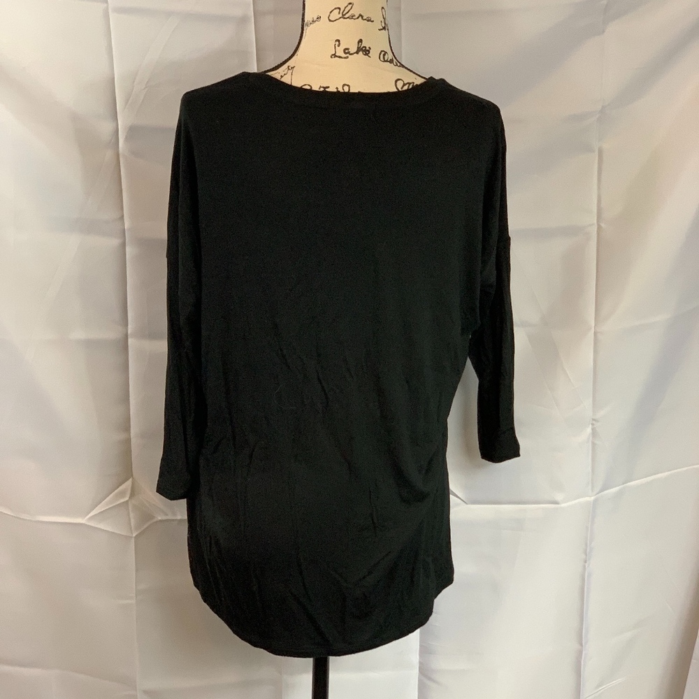 Black and White Design Front 3/4 Sleeve Round Neck - Picture 2 of 5